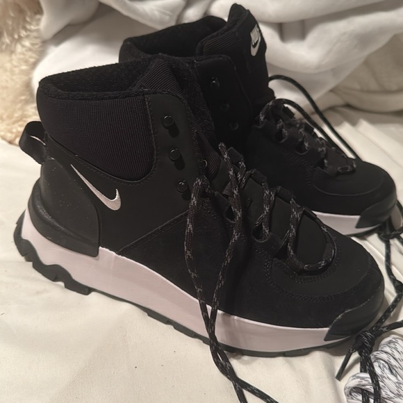 Nike Women's City Classic Boot - Picture 9 of 13